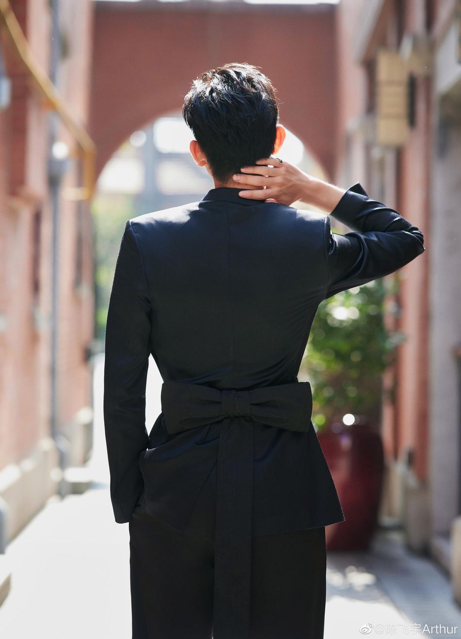 组图:陈飞宇黑色西装大片曝光 繁花中半遮面侧颜精致