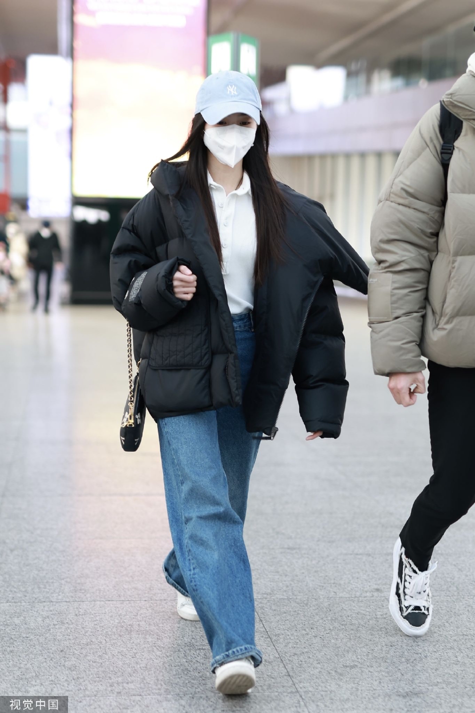 组图:刘浩存休闲穿搭现身机场 内搭白衬衫清纯感爆棚