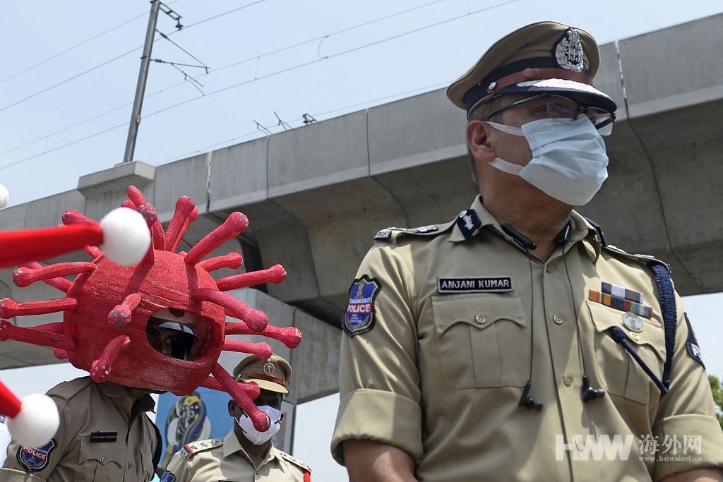 印度警察穿戴病毒装饰上街 督促民众提高防疫意识