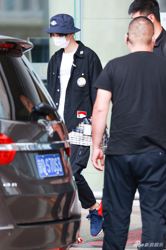 组图:王俊凯渔夫帽 黑衬衫潮味十足 走路时睡眼惺忪模样呆萌