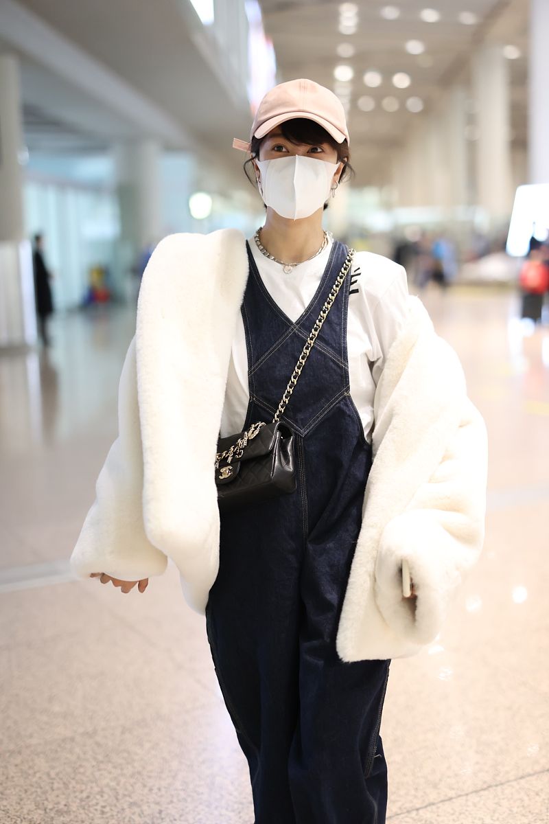 郁可唯街拍:短绒皮草chanel手袋 背带牛仔裤俏皮活泼