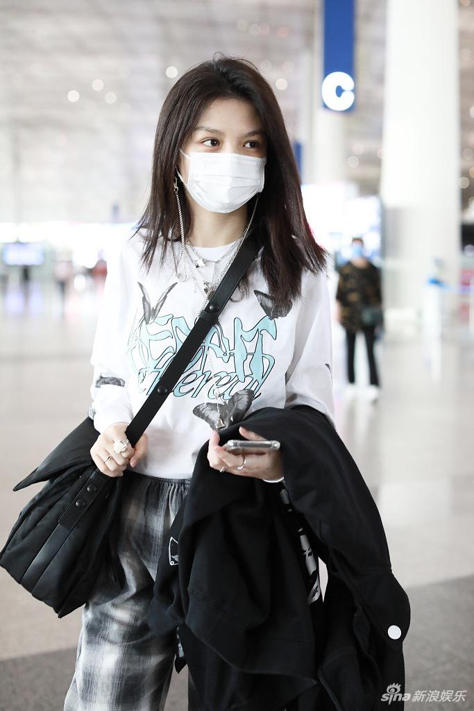 组图:春夏赶飞机口罩遮素颜 戴链条配饰变身酷女孩