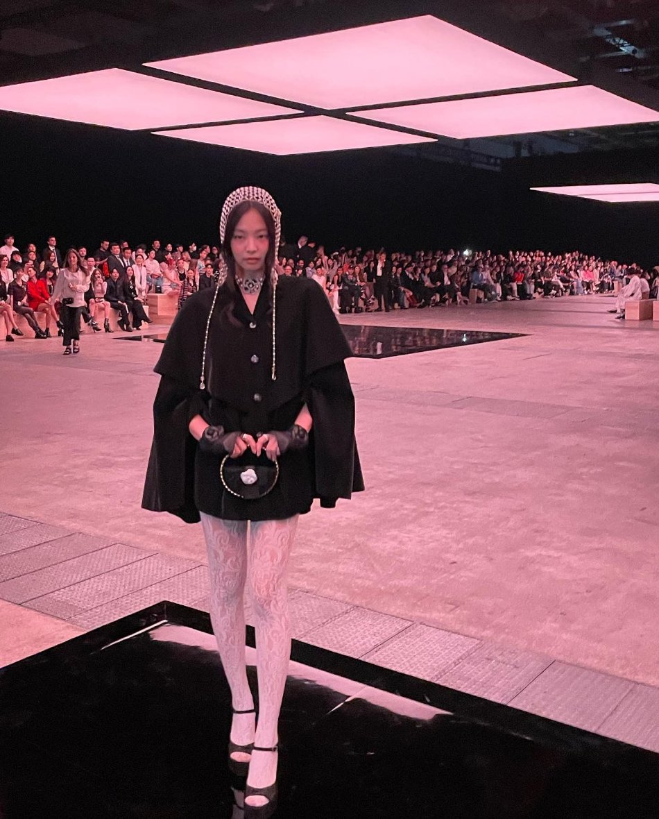 组图:jennie看秀造型俏皮迷人 晒与朴叙俊秀场合照状态好