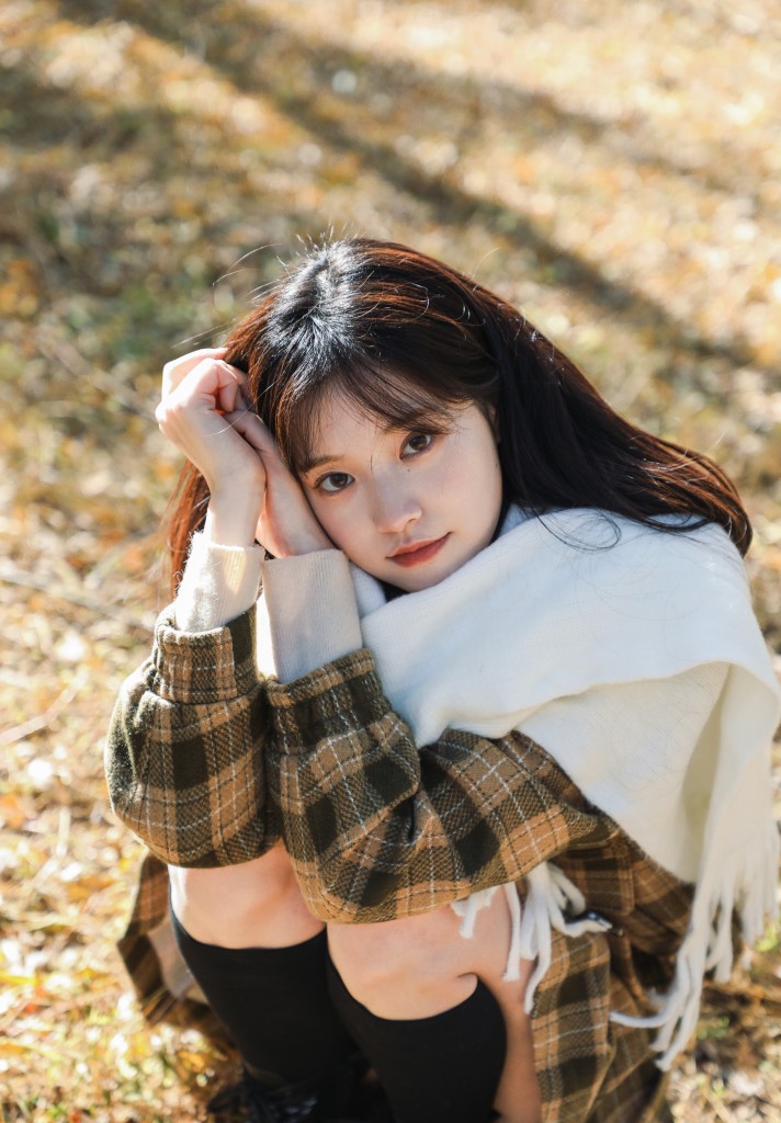 张楚寒格子大衣造型初冬林中写真 似韩剧女主角镜头感满满