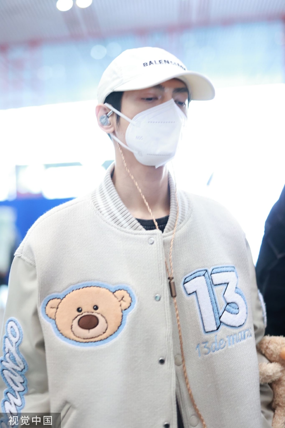 组图:罗云熙米白色棒球服现身机场 小熊元素童趣可爱