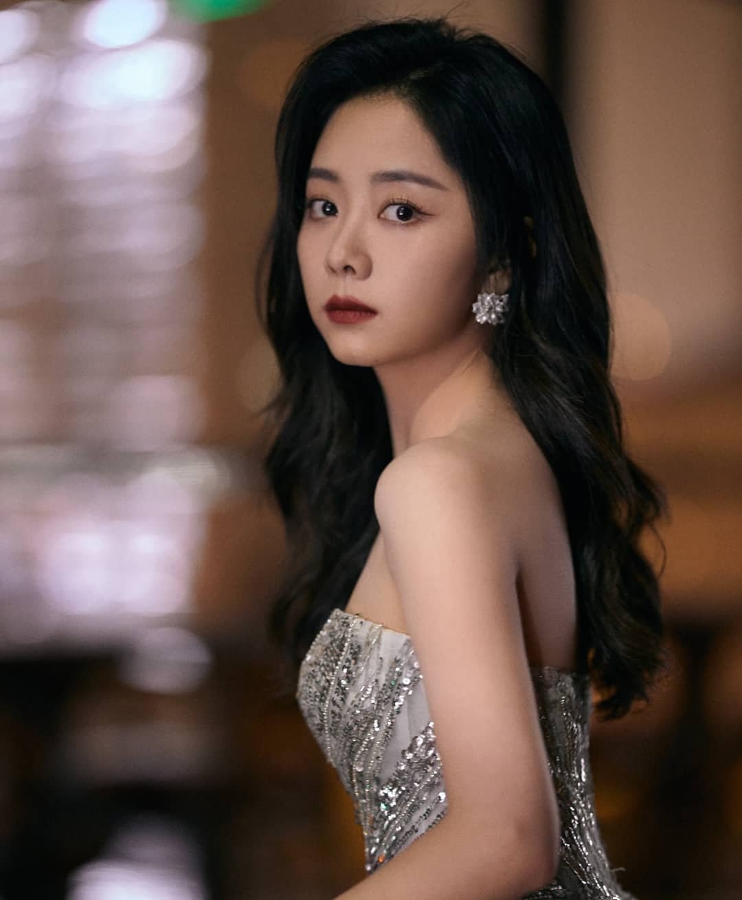 谭松韵银色流光抹胸裙,优雅甜美中多了几分妩媚动人!