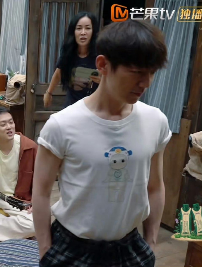 组图:何炅上节目秀肌肉线条 网友赞穿衣显瘦脱衣有肉