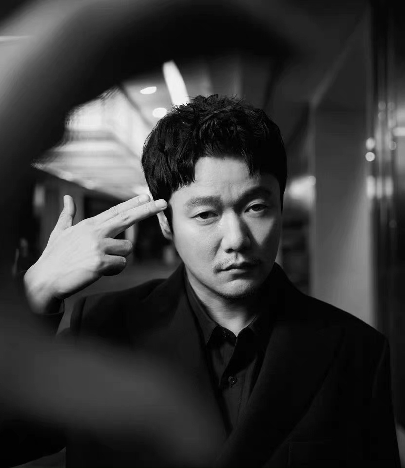 组图:赵丽颖《虎狼之路》云南路透 齐肩短发造型和肖央同框