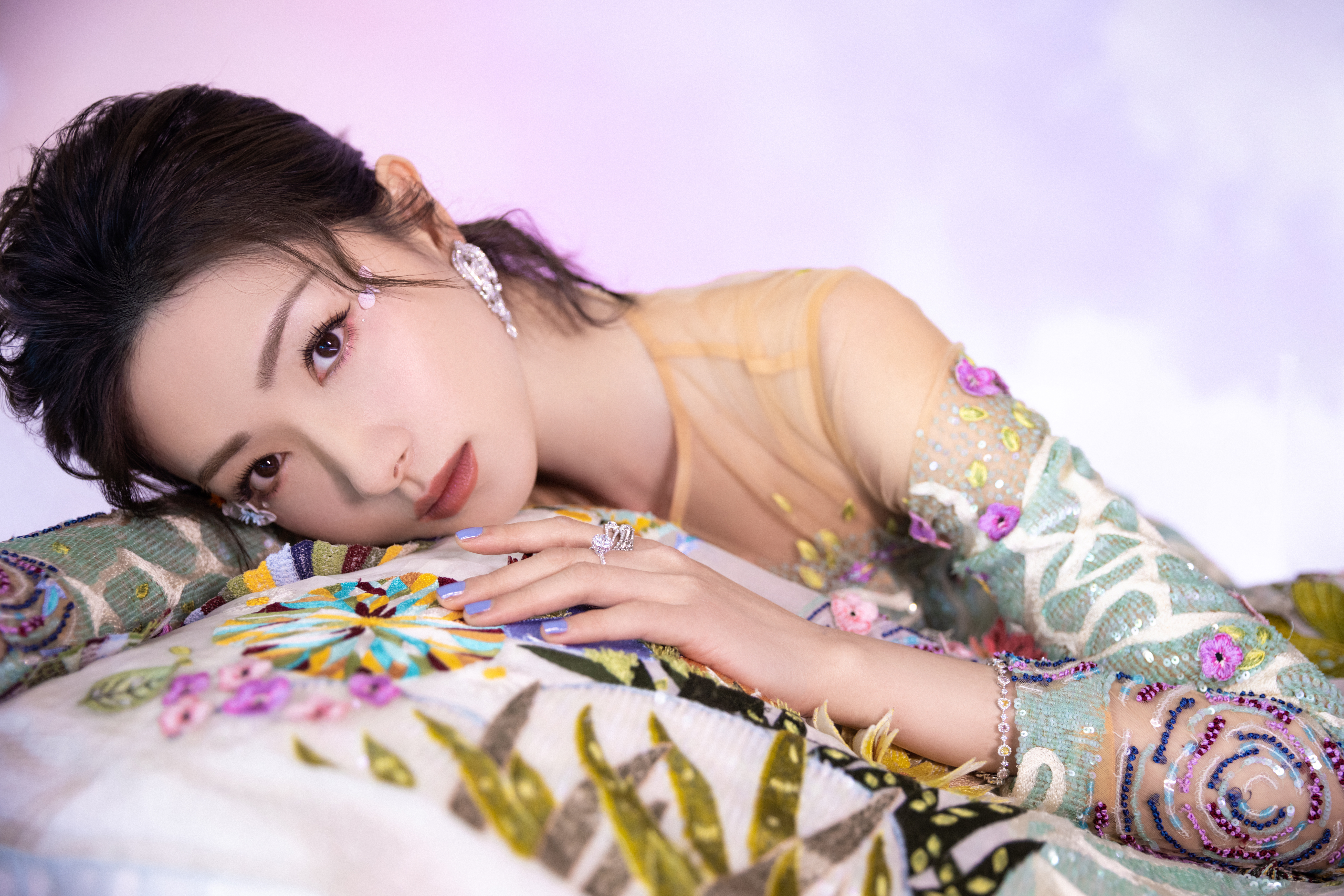 万茜 碎花搭配花瓣眼妆 太惊艳了!