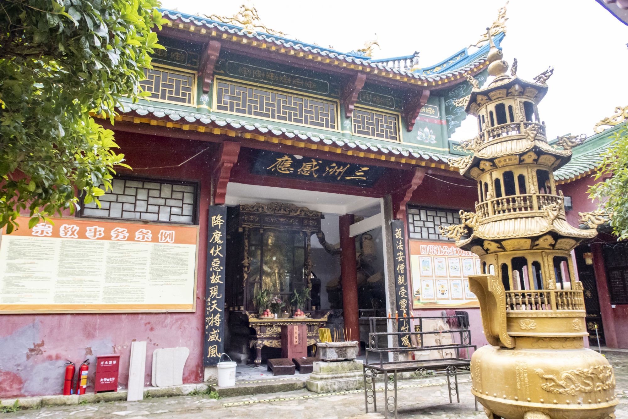 安顺东林寺,一座建筑很有特色的佛寺,香火也旺