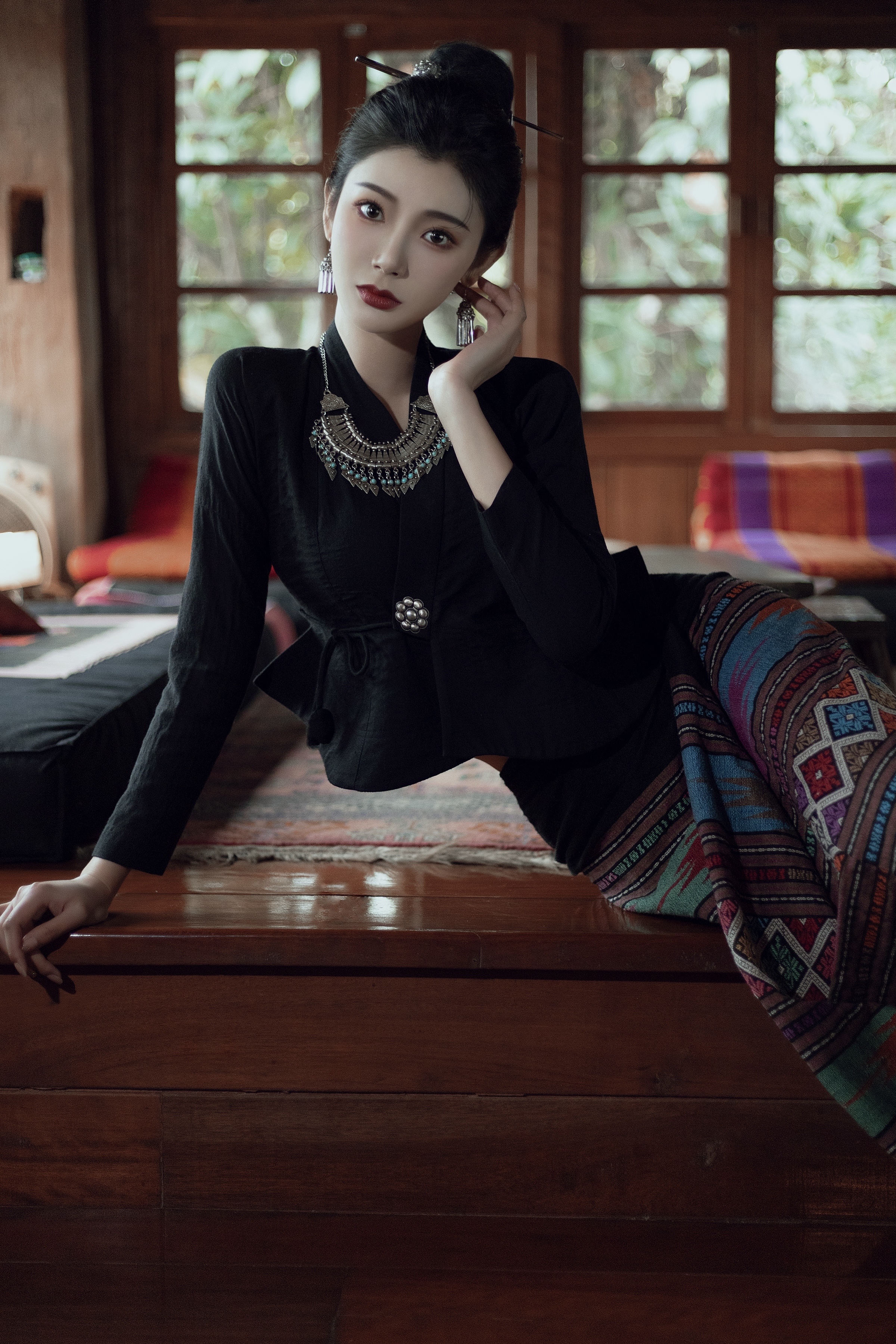 99年女模特王星辰民族风写真,充满女人味