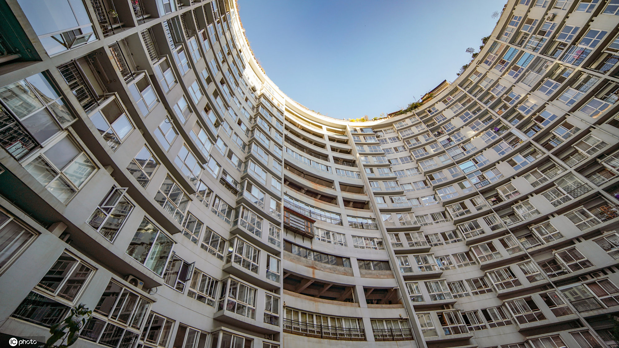 昆明"圆筒大楼"成网红打卡地 置身其中如"坐井观天"