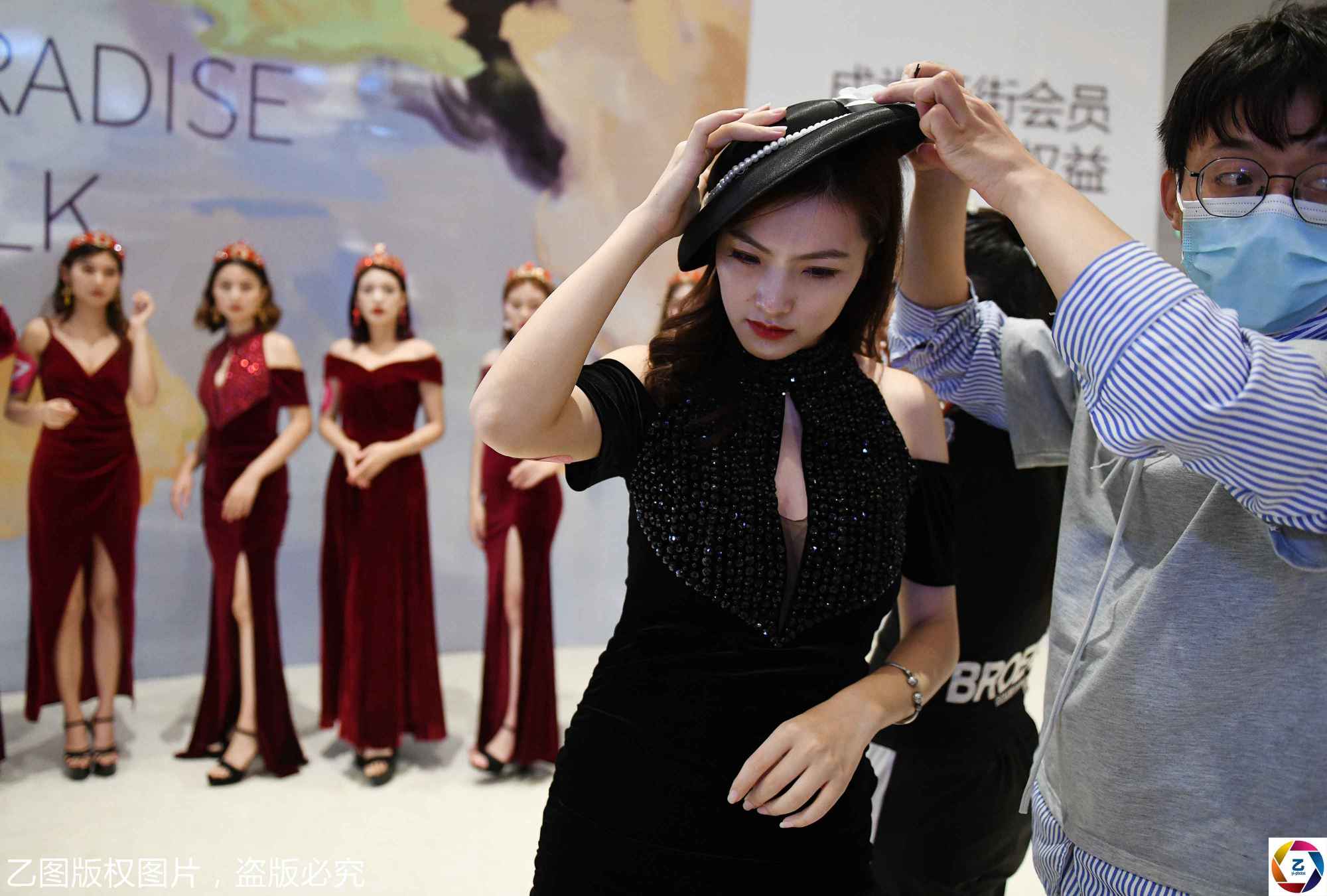 直击胸模大赛半决赛:24位小姐姐台上秀火辣身材,台下惊叫声不断