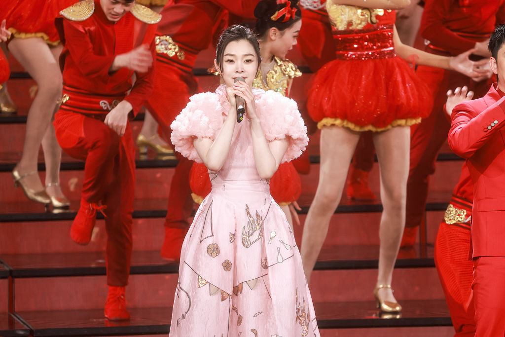 宋轶现身央视2022元宵晚会 合作舞台《虎步舞》秀rap