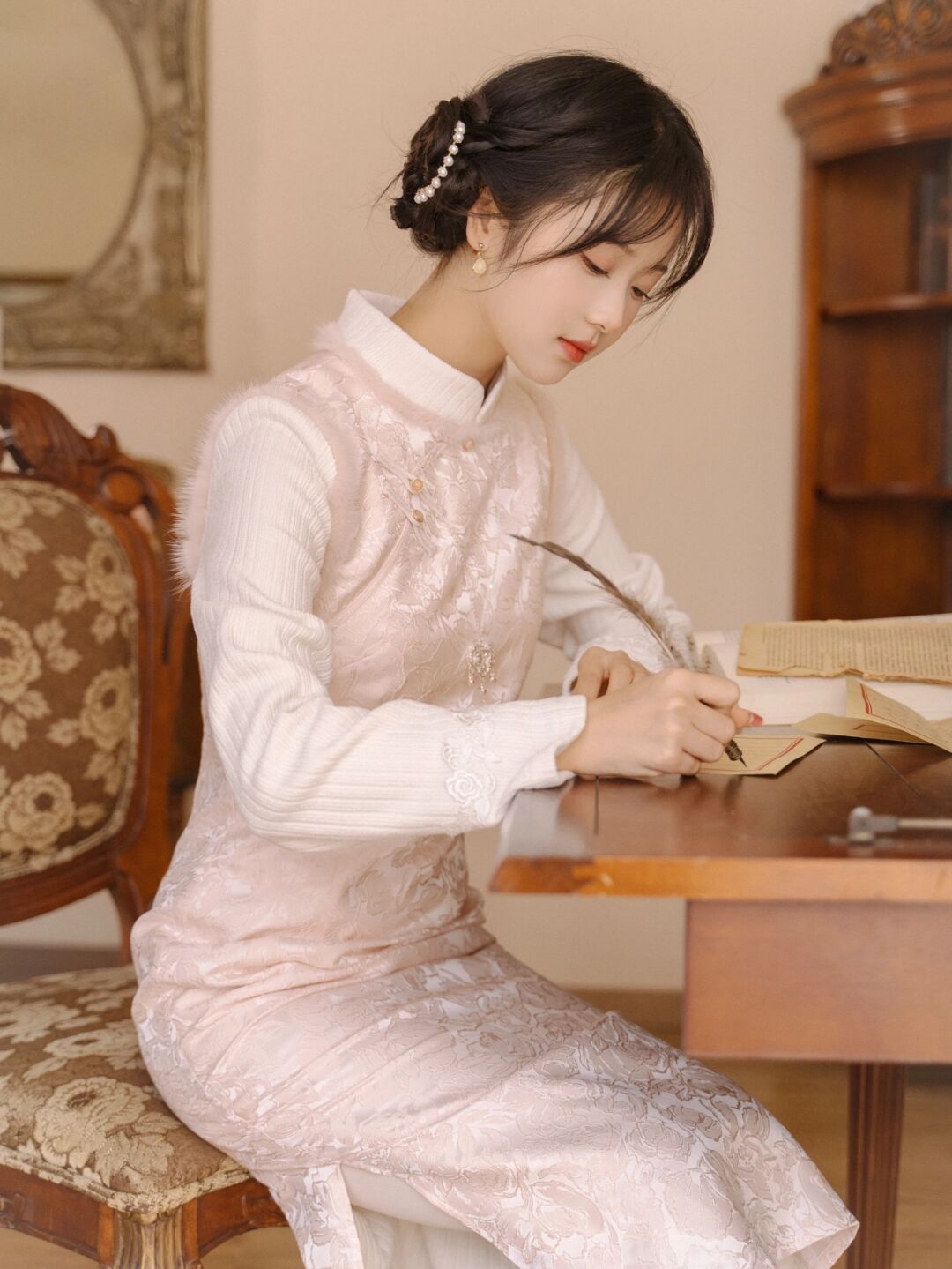 现在喜欢穿旗袍的女孩子也很少了吧?其实很漂亮,典雅高贵有气质