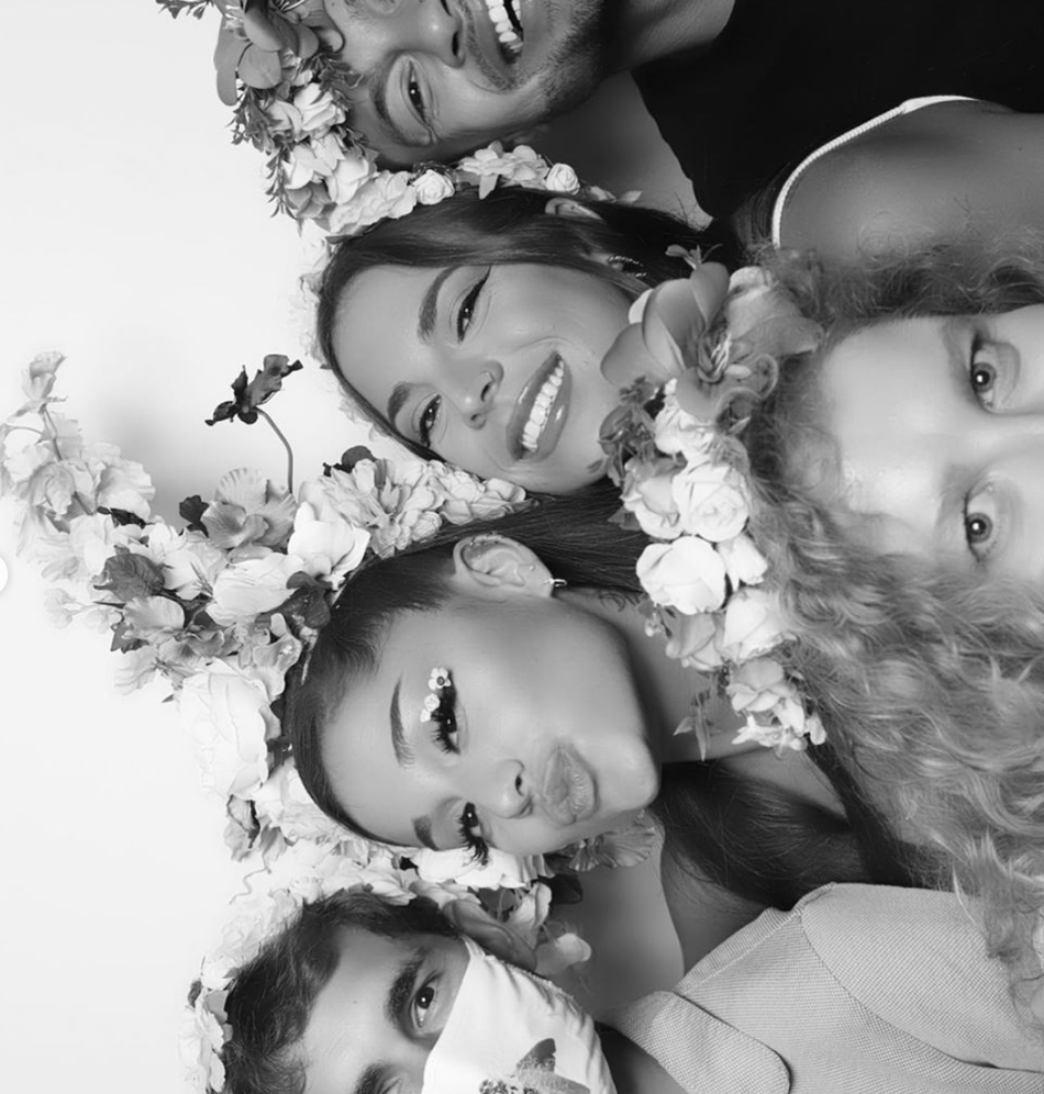 组图:a妹穿白色套装秀性感 与好友聚会戴花环合影画面温馨