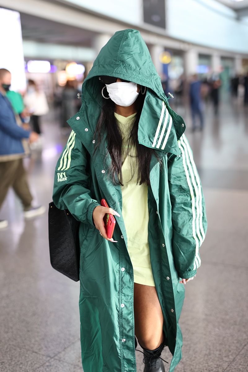 吉克隽逸街拍:ivy park绿色风衣搭配长靴 lv包实用百搭