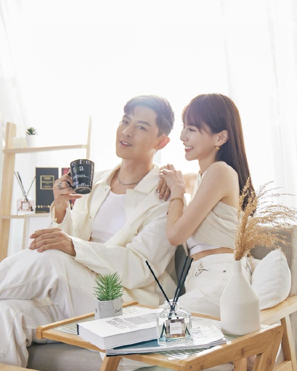 组图:敖犬与空姐女友合体拍大片 穿纯白look甜蜜撒狗粮