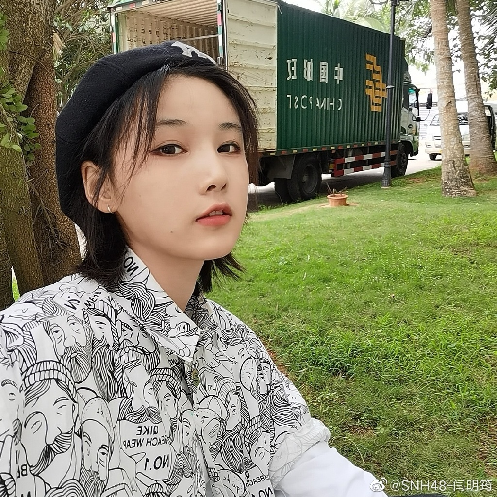 美女艺人闫明筠迷人美照欣赏很好看