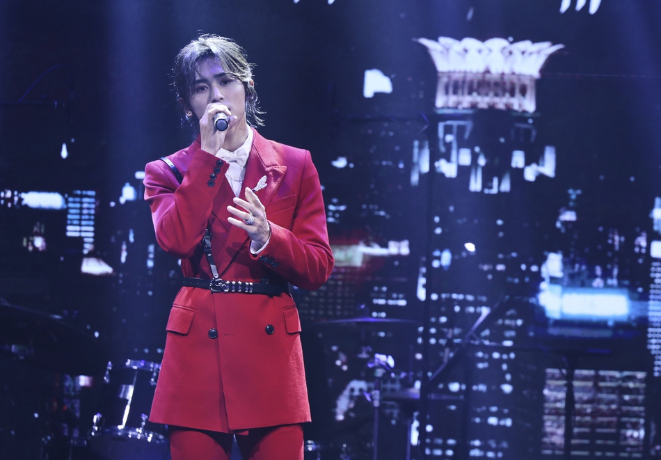 组图:张哲瀚举行ep《我遇见我》首唱会 穿束腰红西装帅气亮相