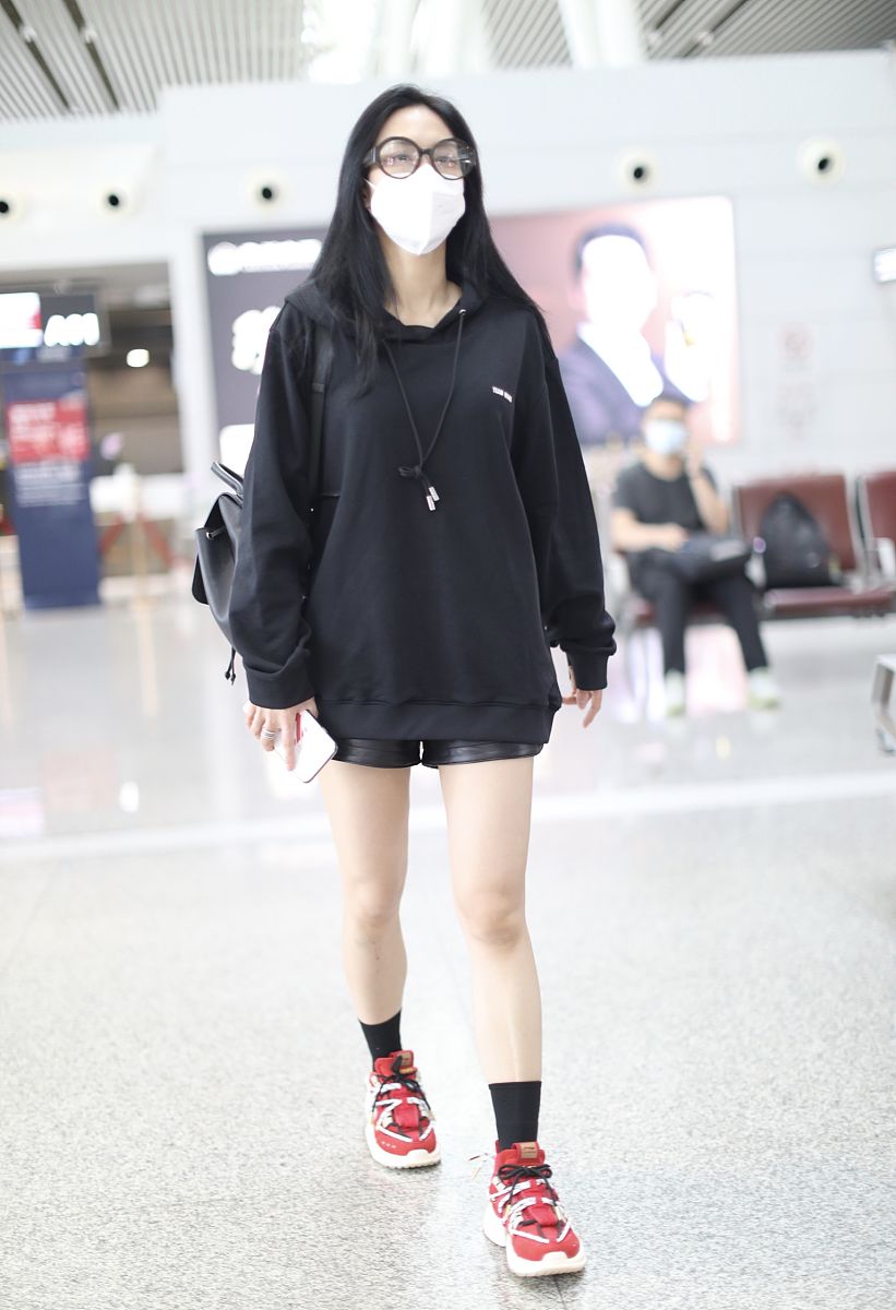 王霏霏街拍:team wang卫衣皮短裤lining老爹鞋酷飒十足