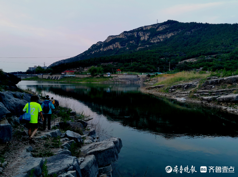 傍晚的济南浆水泉水库,碧水蓝天景色怡人