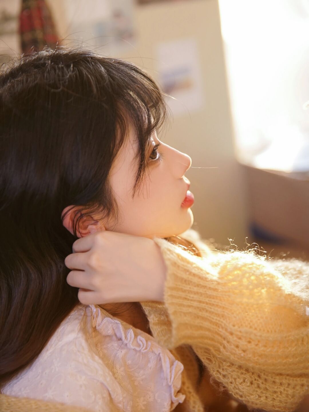 暖黄色系毛衣美女圣诞写真,女孩们都很喜欢毛衣风格的照片