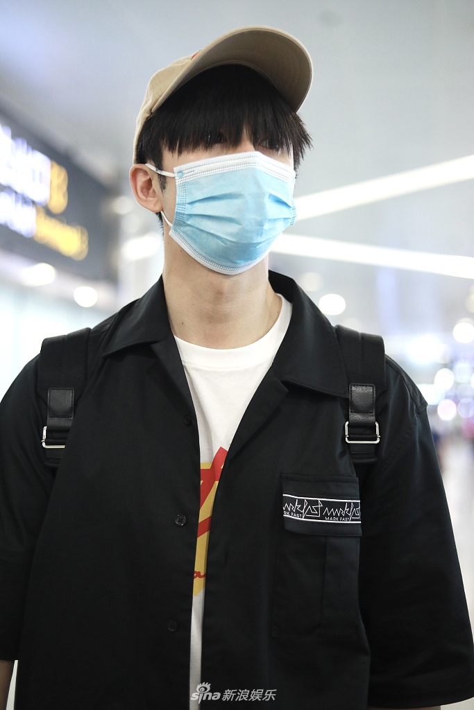 组图:张云龙刘海遮眼慵懒帅气 棒球帽搭黑衬衫秒变"温柔学长"