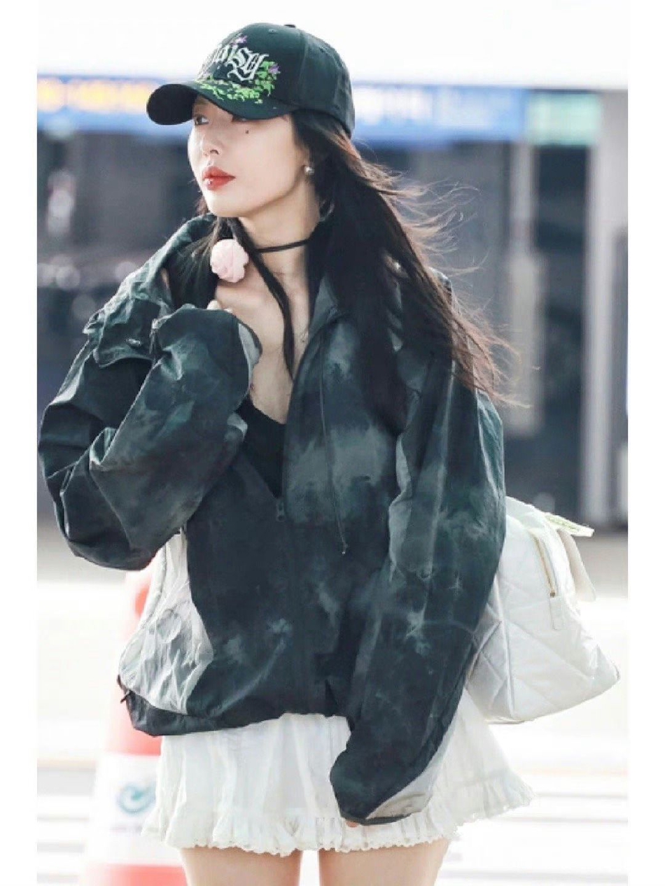 组图:泫雅现身机场和镜头打招呼 接黑色长发新造型好亮眼