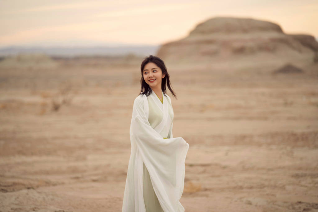 谭松韵白衣古装,在沙漠翩翩起舞