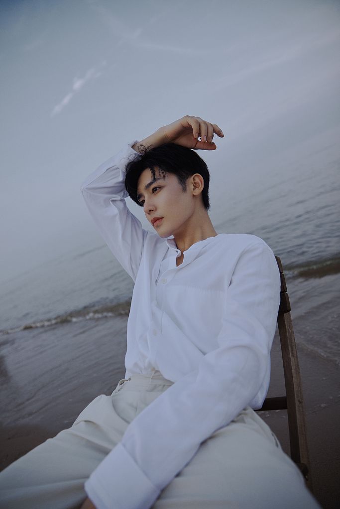 侯明昊中秋盐系写真曝光 穿白衬衫漫步海边少年感十足