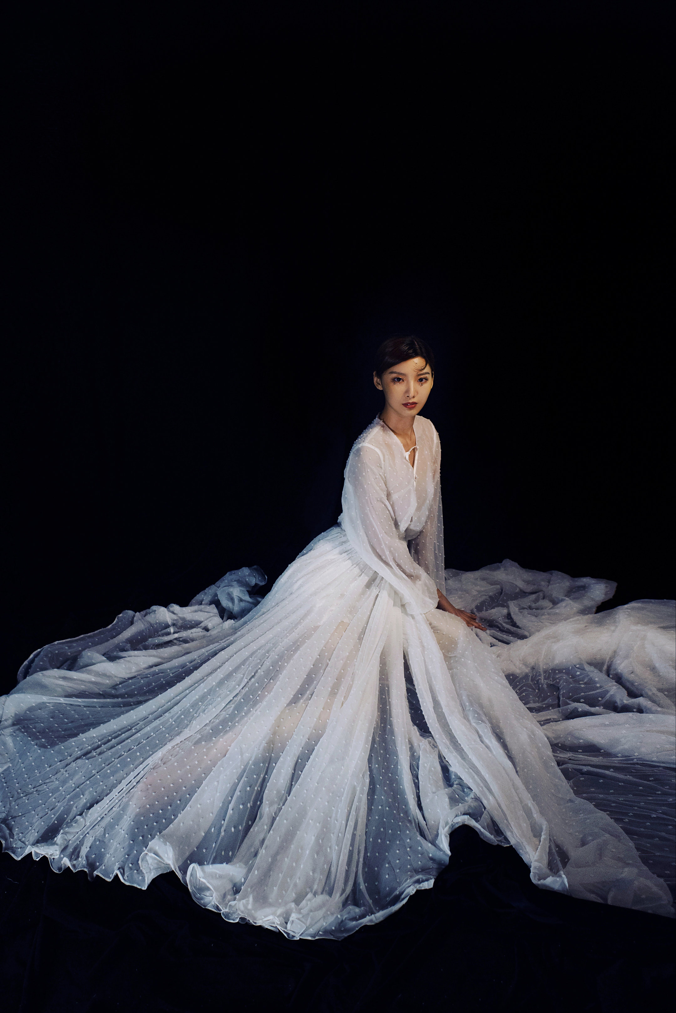 白色长裙美女写真,就像一只受伤的蝴蝶