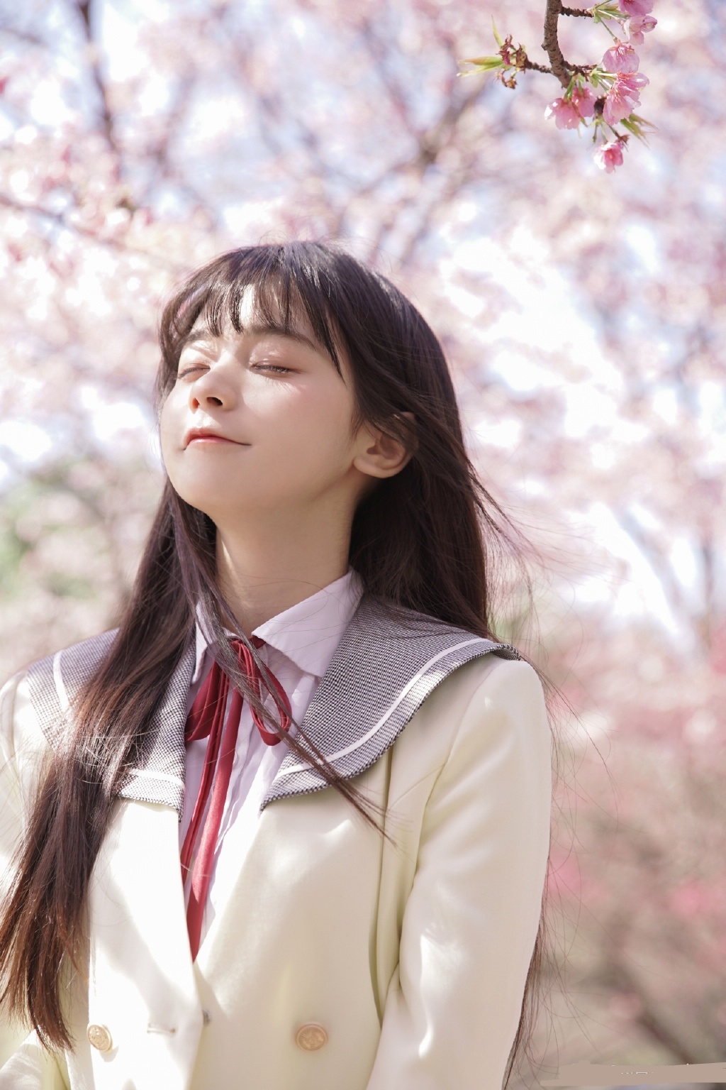 可爱美女歌手颜沁美照欣赏