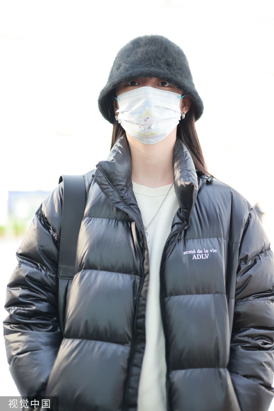 组图:周洁琼渔夫帽配黑色羽绒服现身机场 穿搭休闲舒适