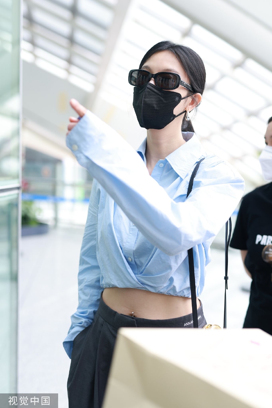 组图:张俪身穿露脐装现身机场 获送花束走路带风好酷飒