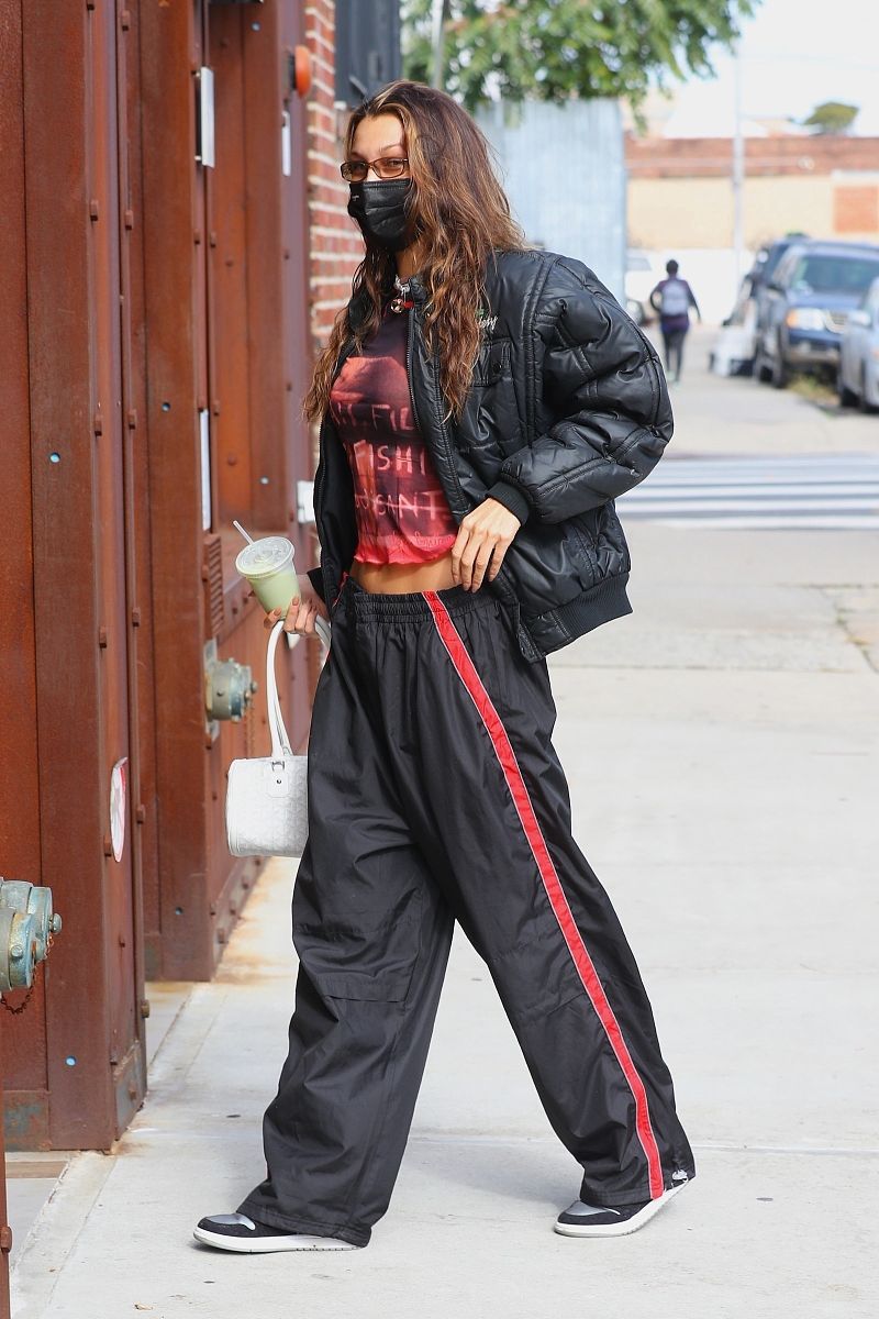 贝拉·哈迪德街拍:机车风羽绒服goyard筒包 时髦街头风