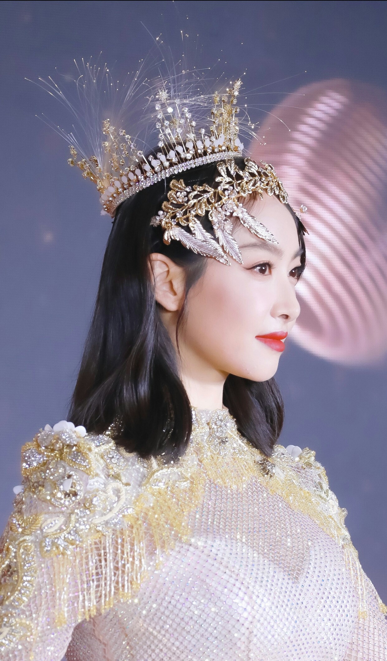 金鹰女神宋茜惊艳亮相金鹰节,宛如行走的精灵,气场十足.