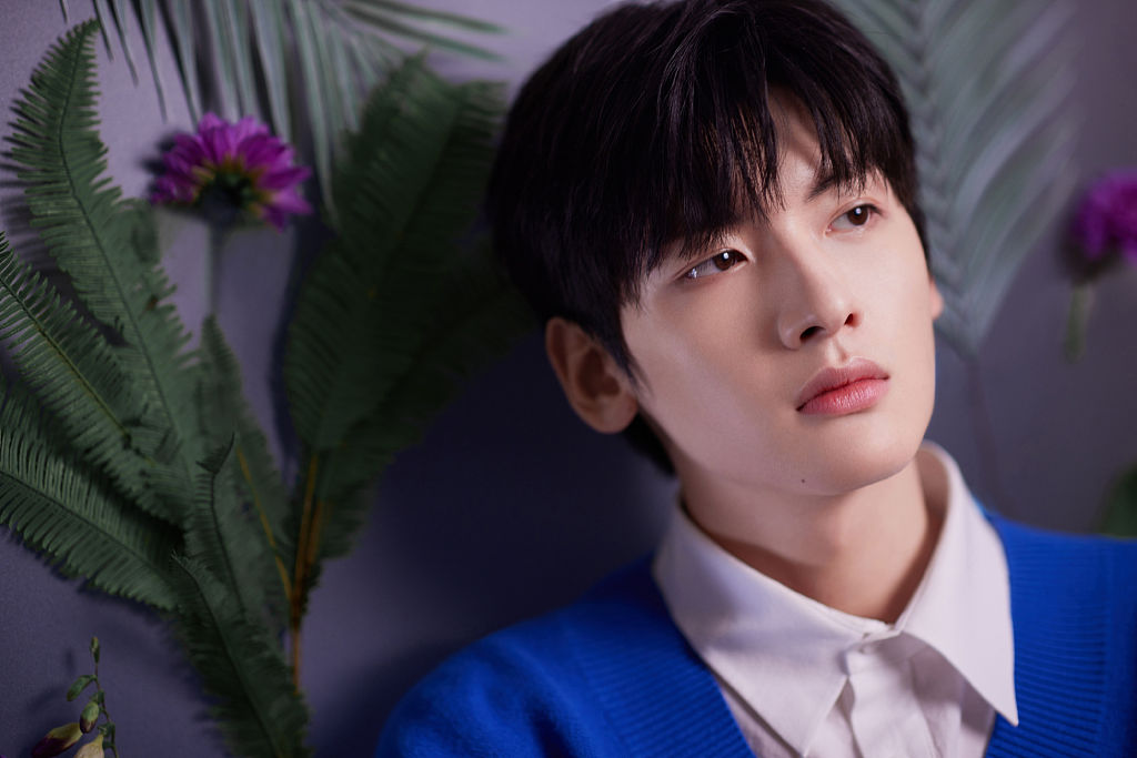 翟潇闻最新写真少年感扑面而来 白衬衫配蓝针织背心简单帅气