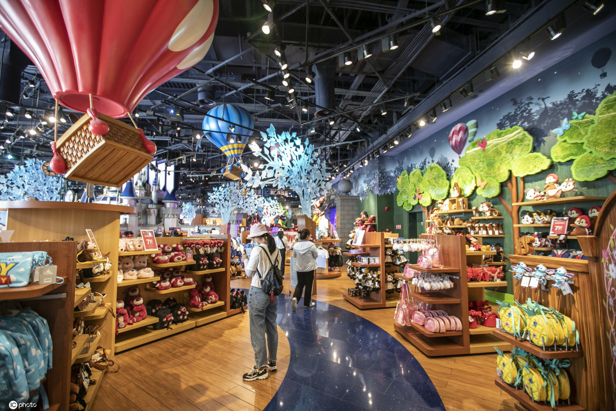 上海迪士尼旗舰店多个主题产品促销吸引市民购买