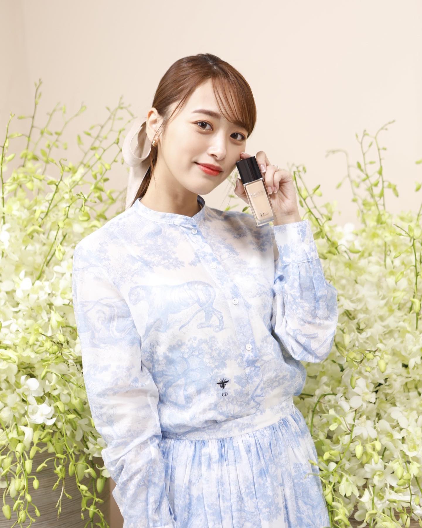 近藤千寻:蓝色印花立领连衣裙端庄大方,尽显女神范