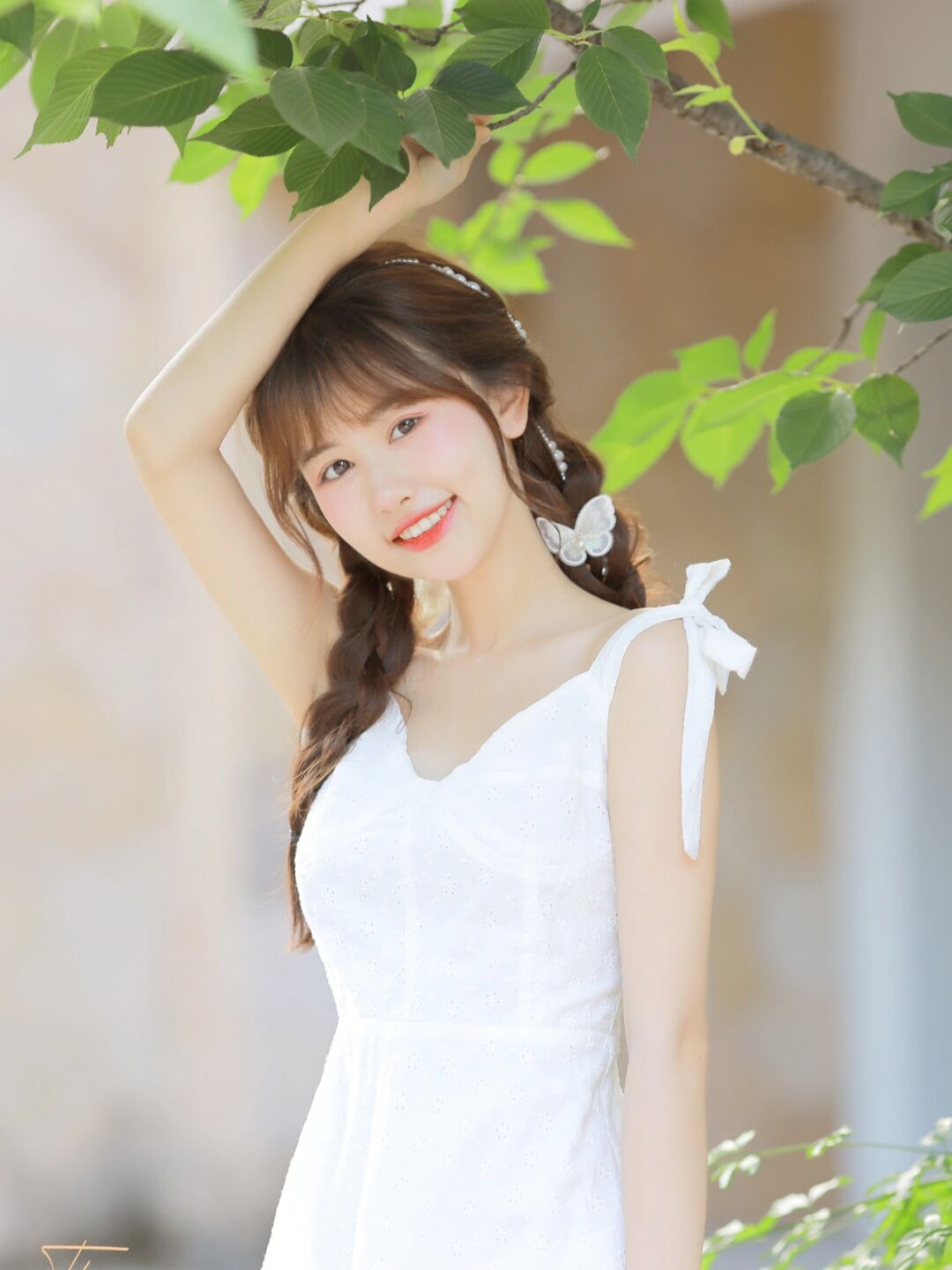 青春阳光的女孩穿一身白色长裙,好像邻家女孩,懂事青春的样子