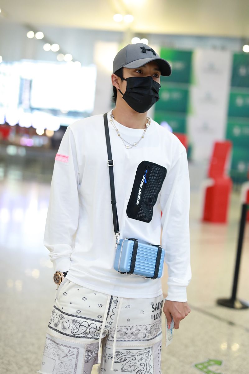 韩东君街拍:under armour白色卫衣dior x rimowa盒子包潮味十足