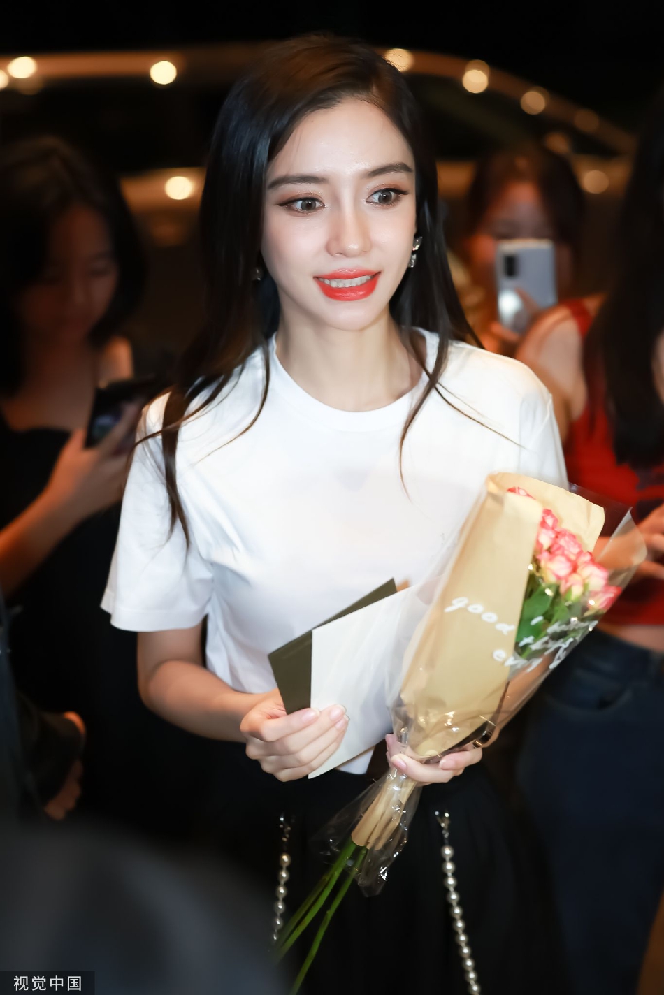 组图:angelababy《心动的信号》下班路透 飘逸长发温柔十足
