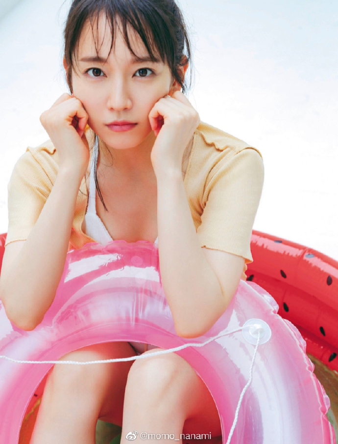 组图:吉冈里帆登杂志封面 绿色抹胸裙清新可爱