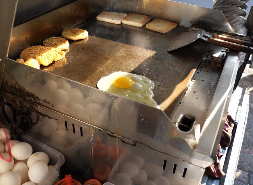 精致的路边摊早餐,吐司面包夹芝士煎蛋和猪肉排,营养还挺丰富