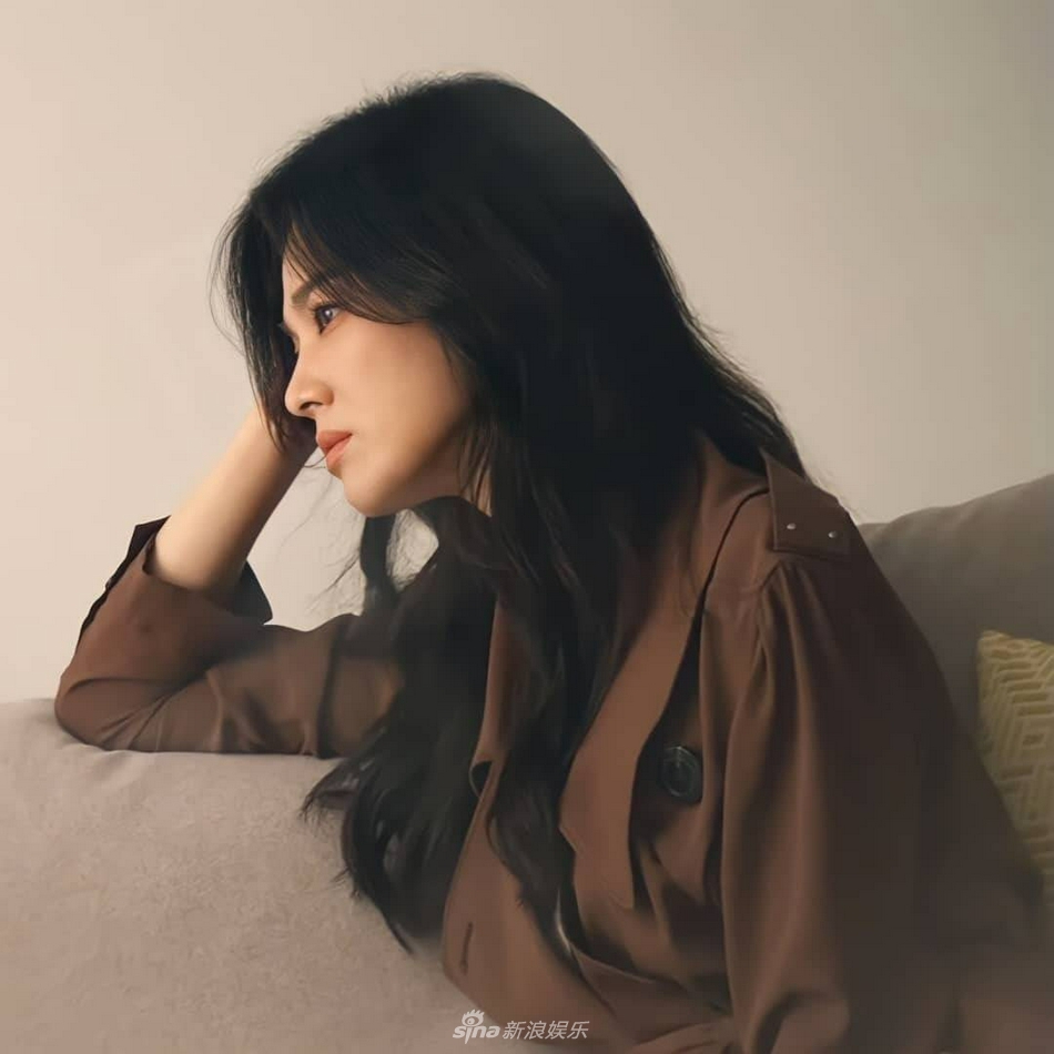 组图:40岁宋慧乔冻龄气质温柔 侧拍眼神灵动笑容甜