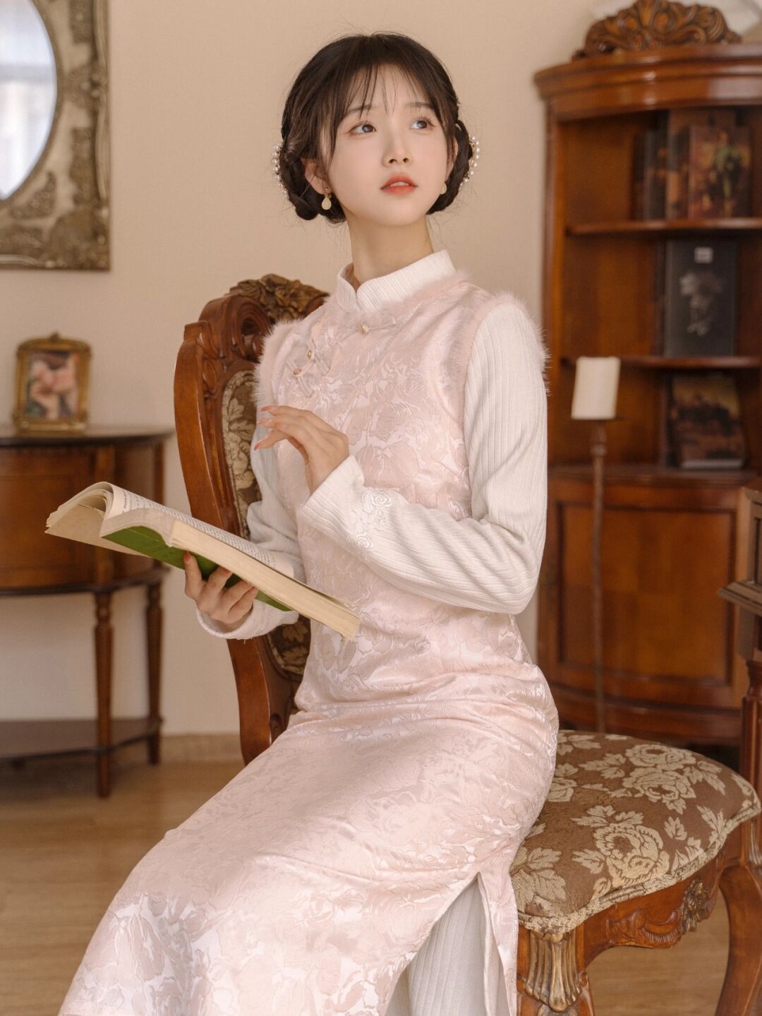 现在喜欢穿旗袍的女孩子也很少了吧?其实很漂亮,典雅高贵有气质