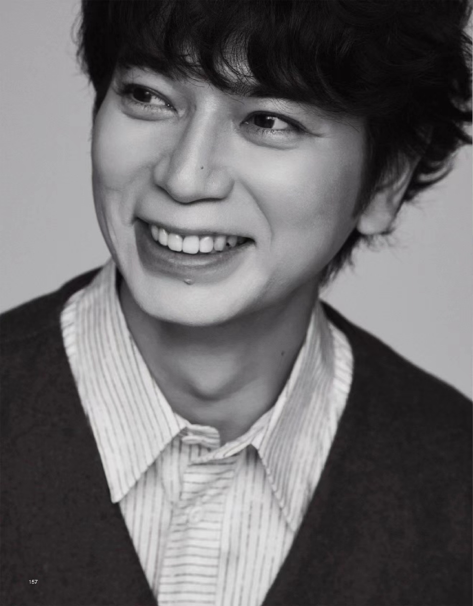 组图:松本润登《baila》杂志 复古墨绿西装彰显成熟气质