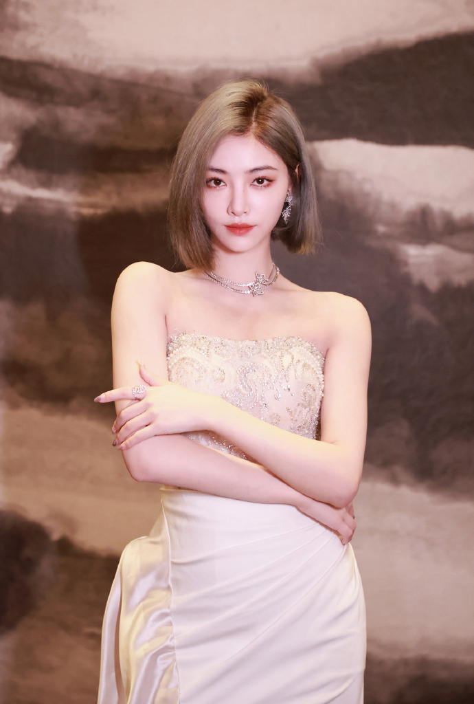 穿抹胸高开叉长裙的许佳琪有点小性感哦