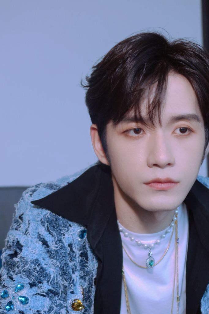 张颜齐蓝色西装造型写真释出 优雅帅气并重